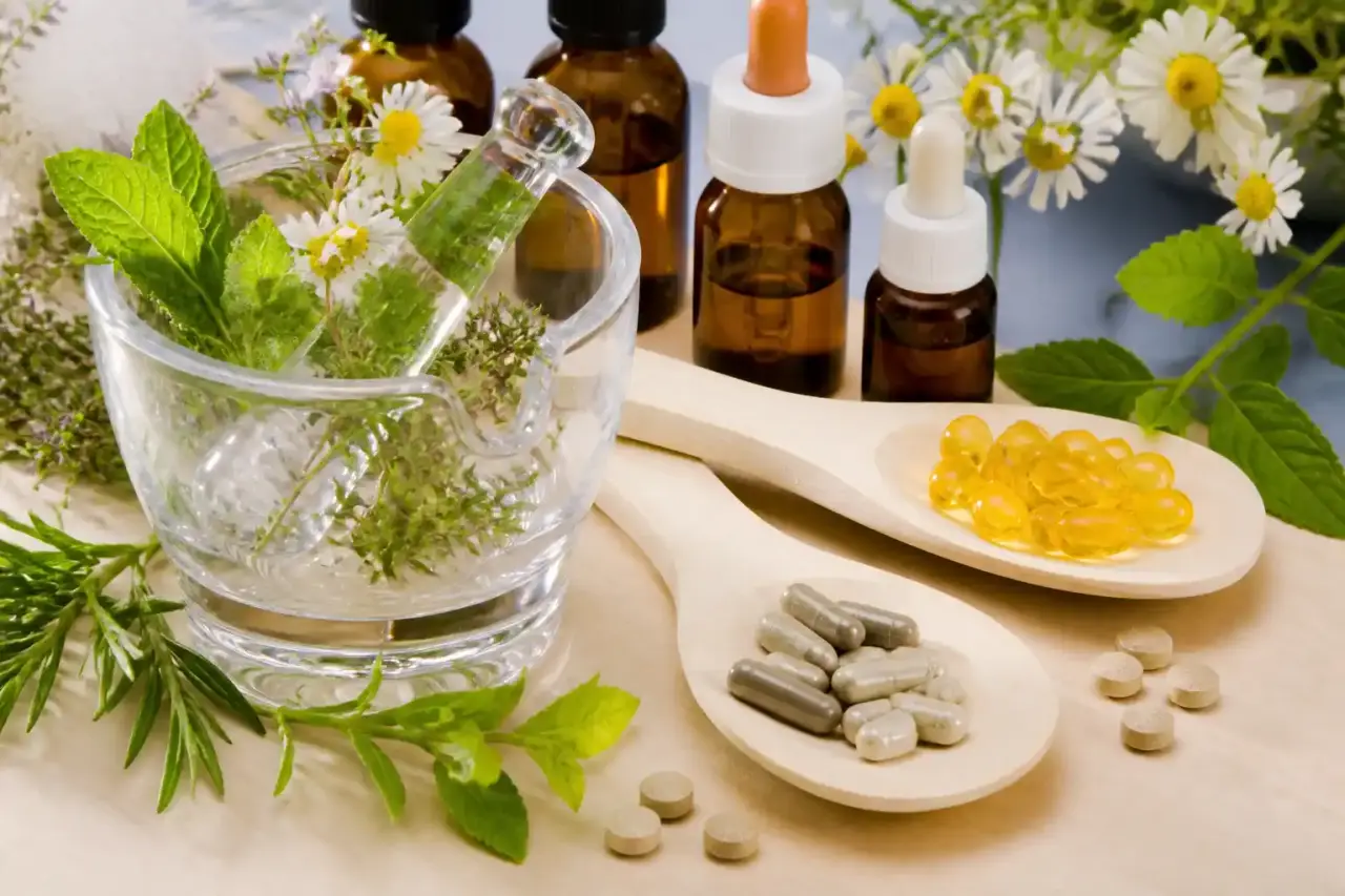 Tisane chaude, plantes médicinales et ambiance douce de naturopathie